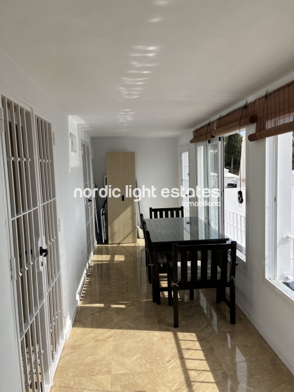 Splendid south facing terraced house for long term rental. Sea views 