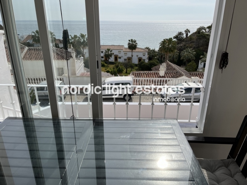 Splendid south facing terraced house for long term rental. Sea views 