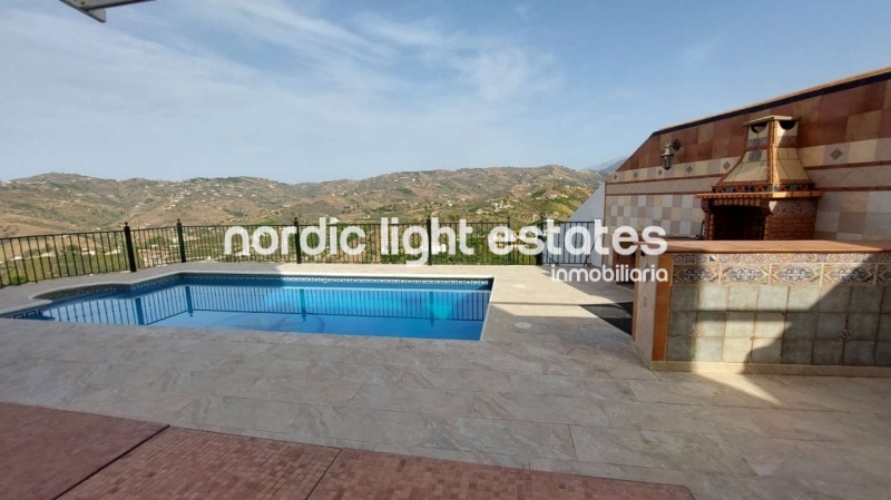 Exceptional detached villa with 4 beds, 3 baths ad 3 guest toilets very close to Frigiliana