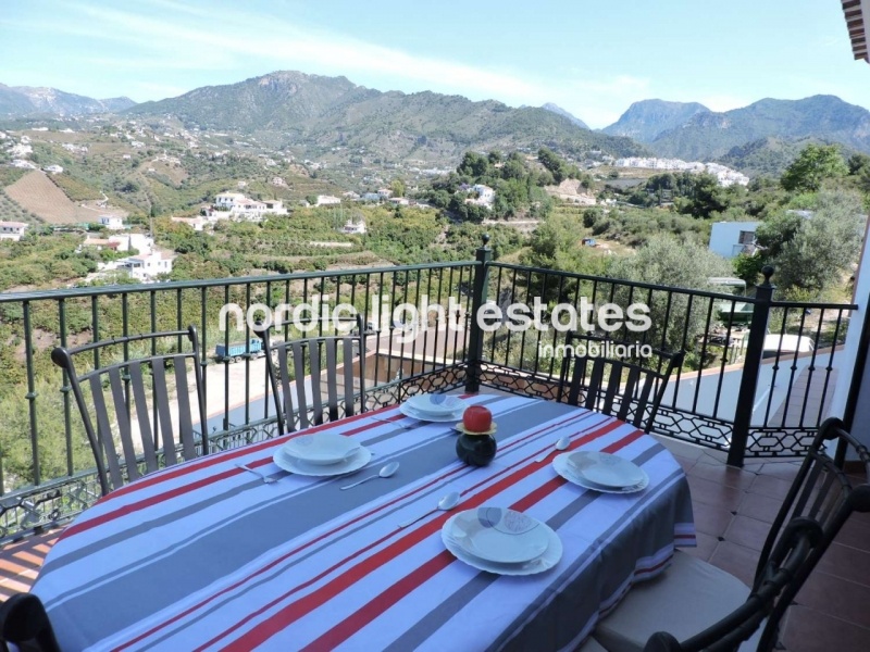 Exceptional detached villa with 4 beds, 3 baths ad 3 guest toilets very close to Frigiliana