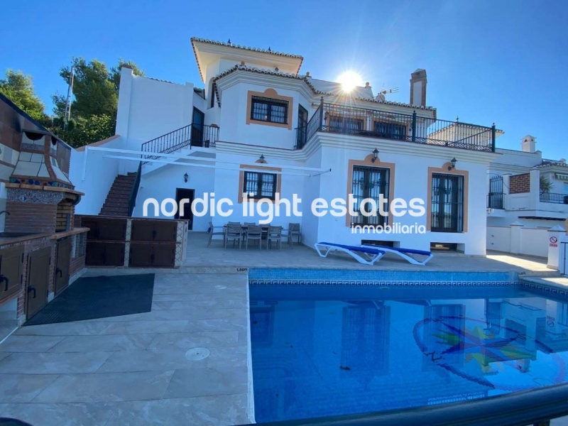 Exceptional detached villa with 4 beds, 3 baths ad 3 guest toilets very close to Frigiliana