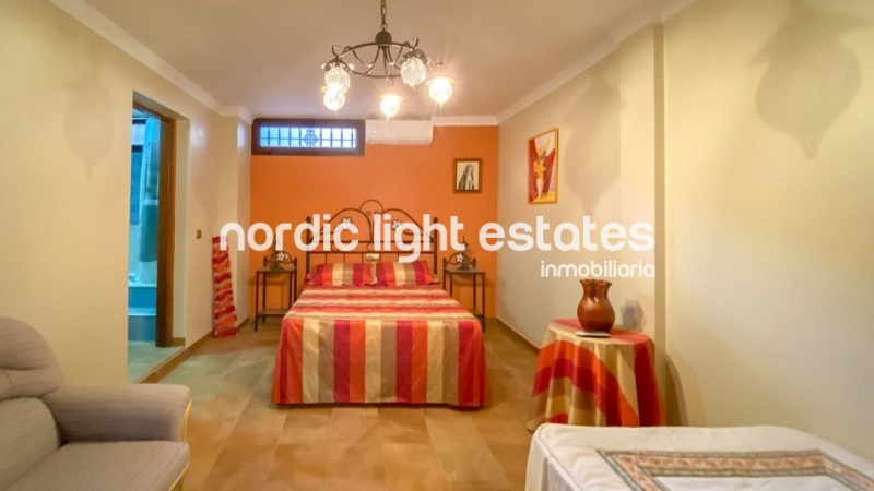 Exceptional detached villa with 4 beds, 3 baths ad 3 guest toilets very close to Frigiliana