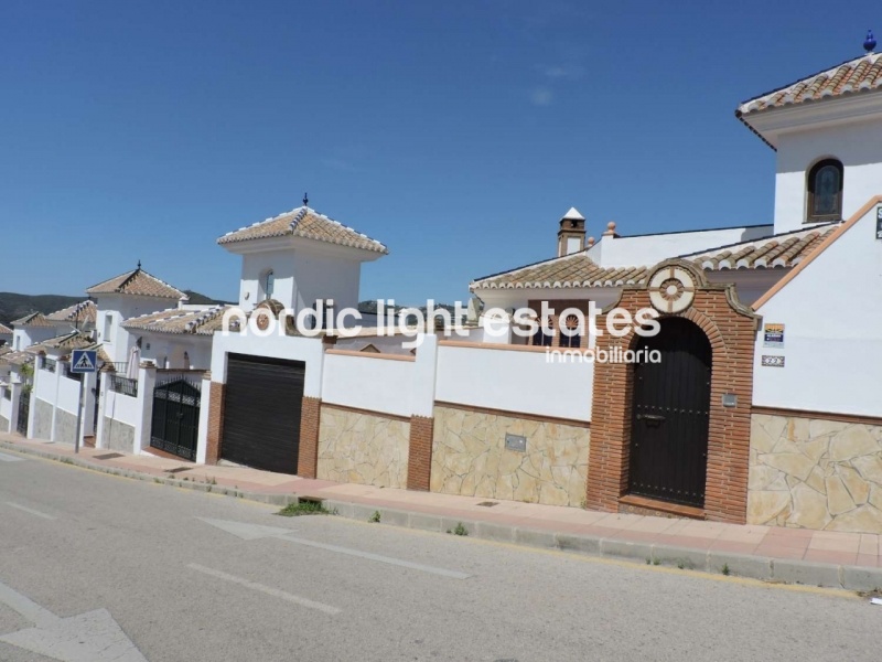 Exceptional detached villa with 4 beds, 3 baths ad 3 guest toilets very close to Frigiliana