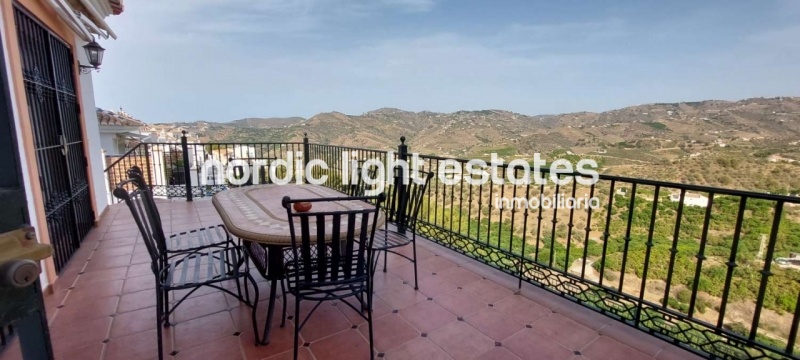 Exceptional detached villa with 4 beds, 3 baths ad 3 guest toilets very close to Frigiliana
