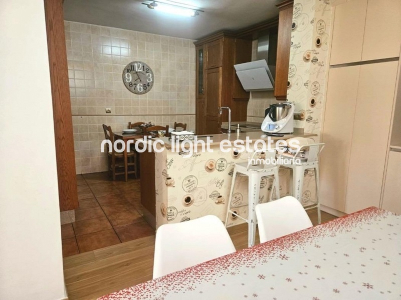 Chalet pareado con cochera grande a tan solo 300 metros de la playa en Caleta de Vélez 