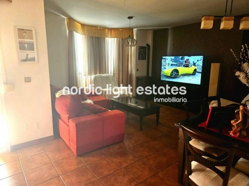Chalet pareado con cochera grande a tan solo 300 metros de la playa en Caleta de Vélez 