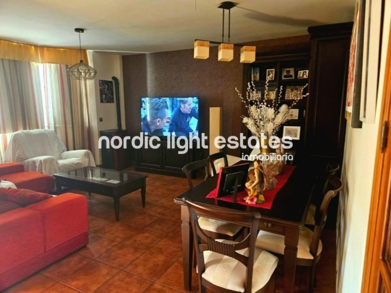 Chalet pareado con cochera grande a tan solo 300 metros de la playa en Caleta de Vélez 