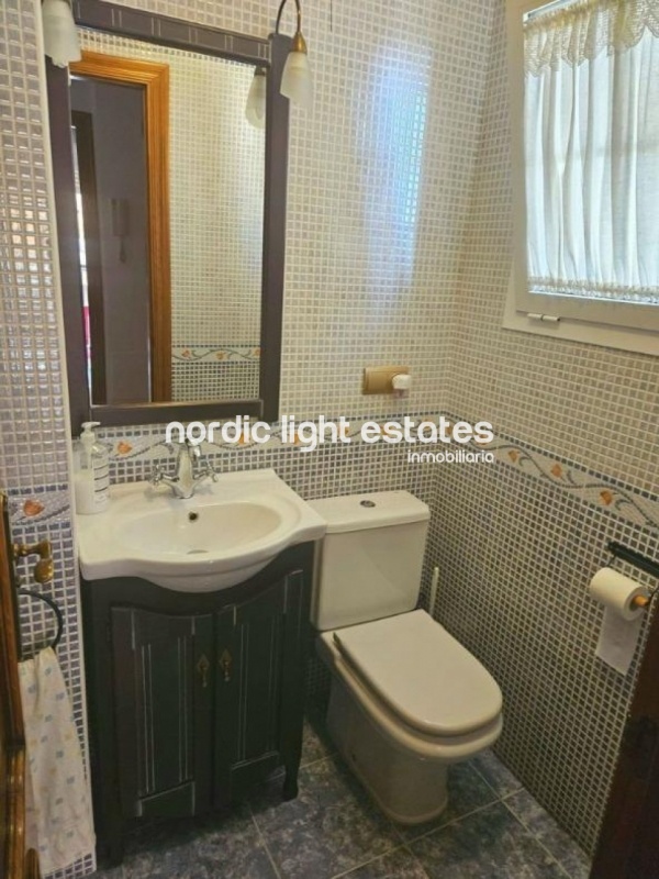 Chalet pareado con cochera grande a tan solo 300 metros de la playa en Caleta de Vélez 