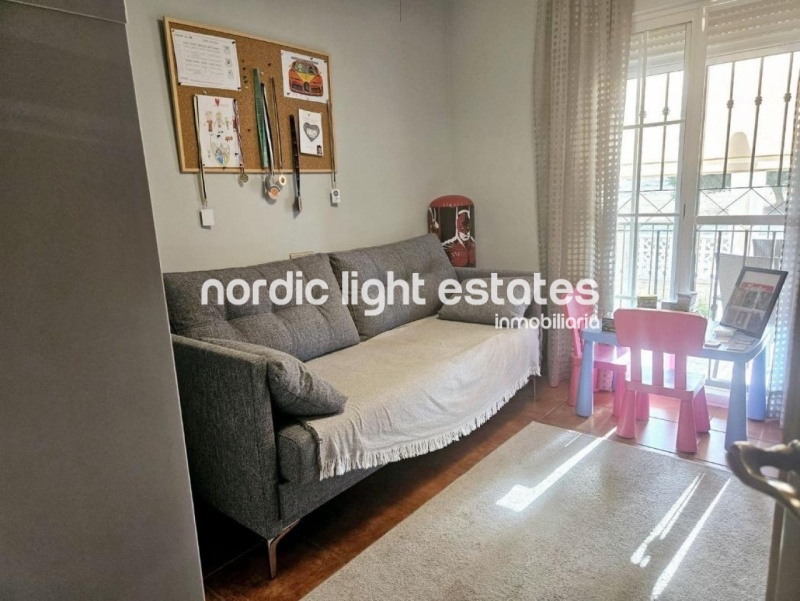 Chalet pareado con cochera grande a tan solo 300 metros de la playa en Caleta de Vélez 