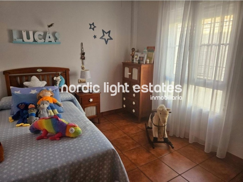 Chalet pareado con cochera grande a tan solo 300 metros de la playa en Caleta de Vélez 