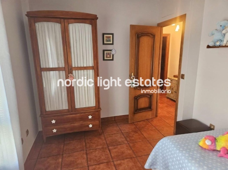 Chalet pareado con cochera grande a tan solo 300 metros de la playa en Caleta de Vélez 