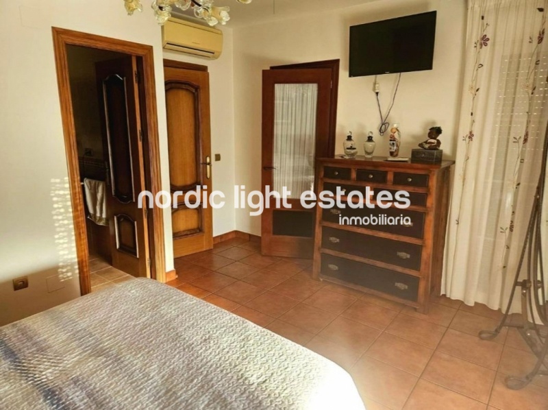 Chalet pareado con cochera grande a tan solo 300 metros de la playa en Caleta de Vélez 