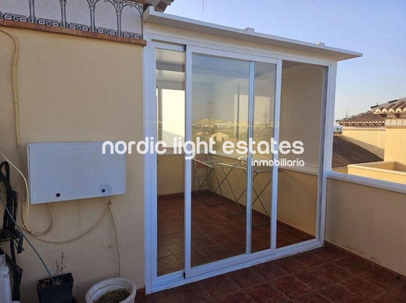 Chalet pareado con cochera grande a tan solo 300 metros de la playa en Caleta de Vélez 