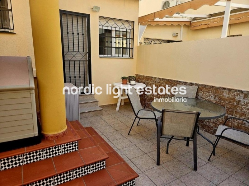 Chalet pareado con cochera grande a tan solo 300 metros de la playa en Caleta de Vélez 