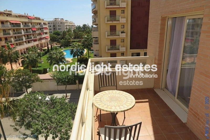 Amplio apartamento con parking y trastero. Urbanización con 2 piscinas y pista de pádel
