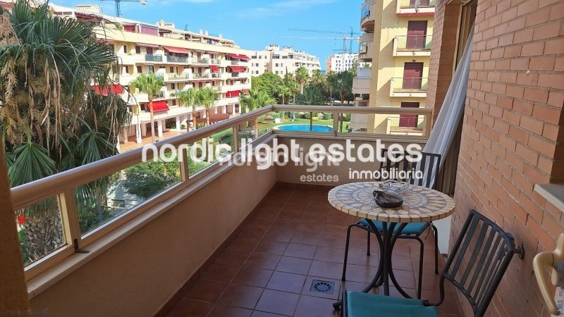 Amplio apartamento con parking y trastero. Urbanización con 2 piscinas y pista de pádel