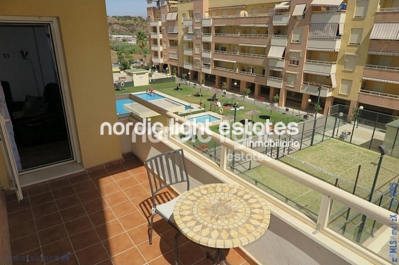 Amplio apartamento con parking y trastero. Urbanización con 2 piscinas y pista de pádel