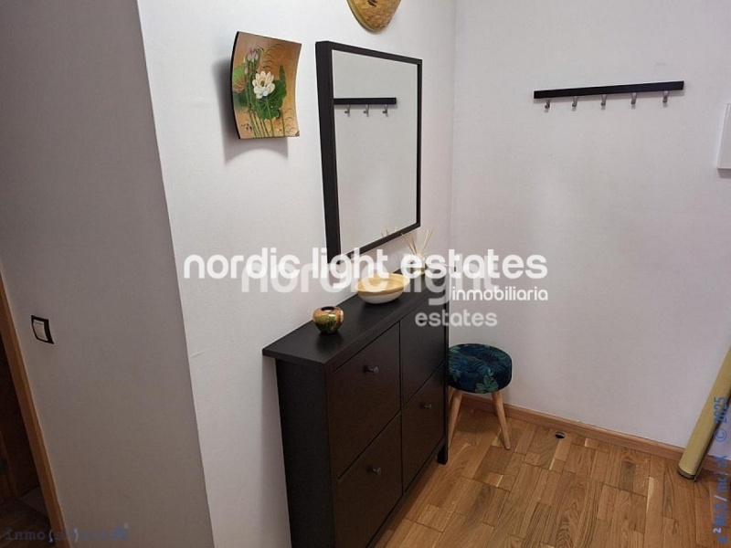 Amplio apartamento con parking y trastero. Urbanización con 2 piscinas y pista de pádel