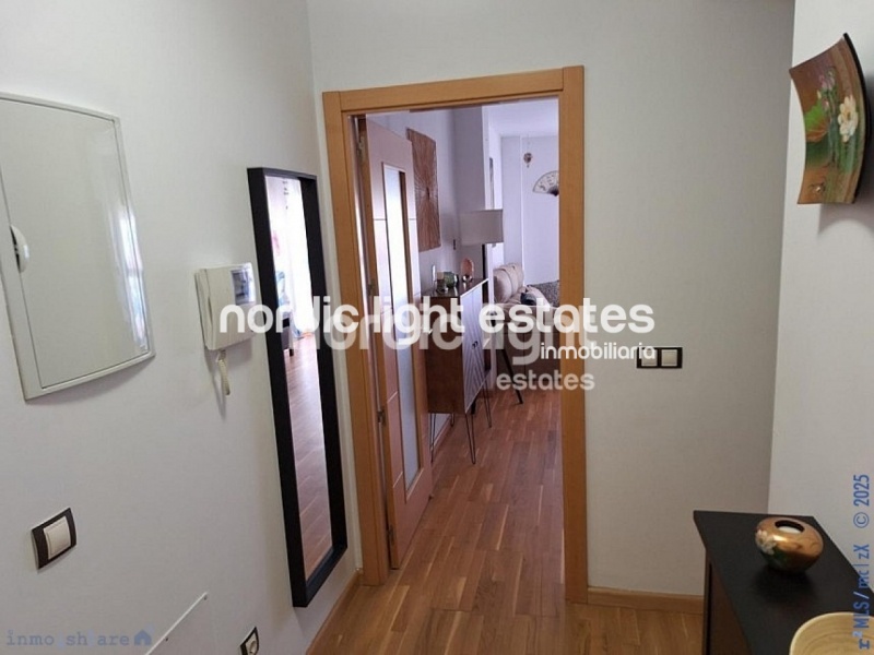 Amplio apartamento con parking y trastero. Urbanización con 2 piscinas y pista de pádel