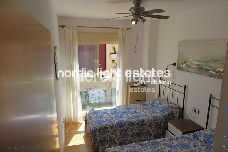 Amplio apartamento con parking y trastero. Urbanización con 2 piscinas y pista de pádel
