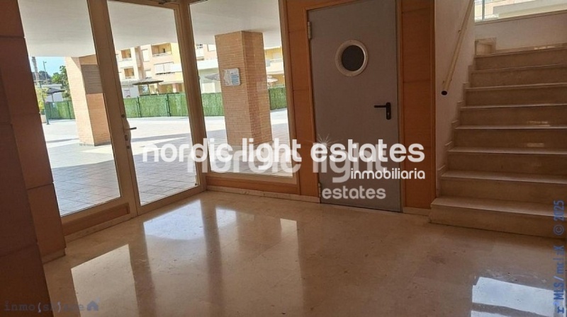 Amplio apartamento con parking y trastero. Urbanización con 2 piscinas y pista de pádel