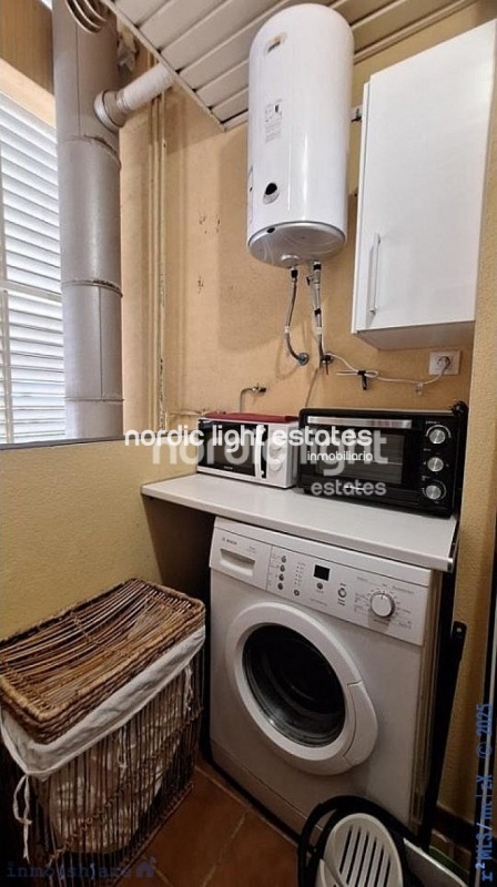 Amplio apartamento con parking y trastero. Urbanización con 2 piscinas y pista de pádel
