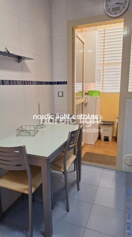 Amplio apartamento con parking y trastero. Urbanización con 2 piscinas y pista de pádel