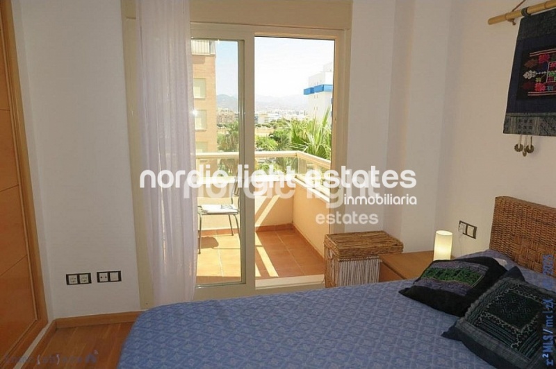 Amplio apartamento con parking y trastero. Urbanización con 2 piscinas y pista de pádel