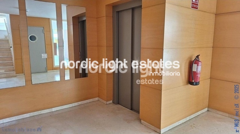 Amplio apartamento con parking y trastero. Urbanización con 2 piscinas y pista de pádel