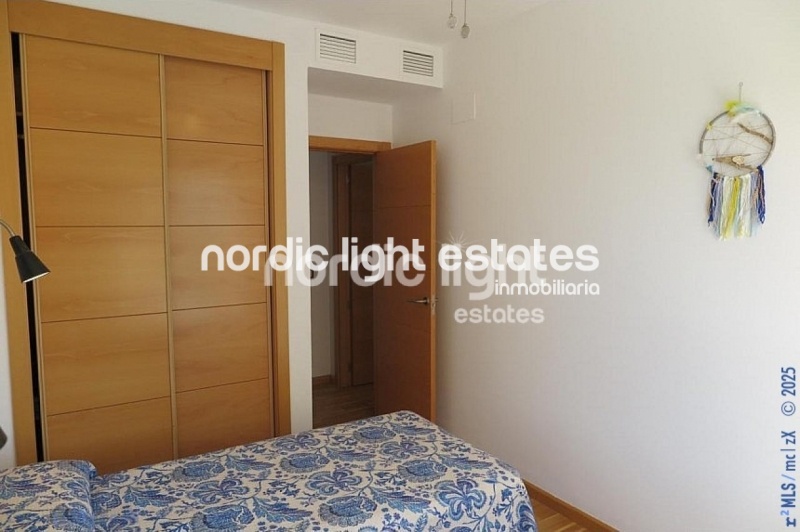 Amplio apartamento con parking y trastero. Urbanización con 2 piscinas y pista de pádel