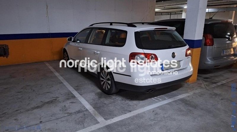 Amplio apartamento con parking y trastero. Urbanización con 2 piscinas y pista de pádel