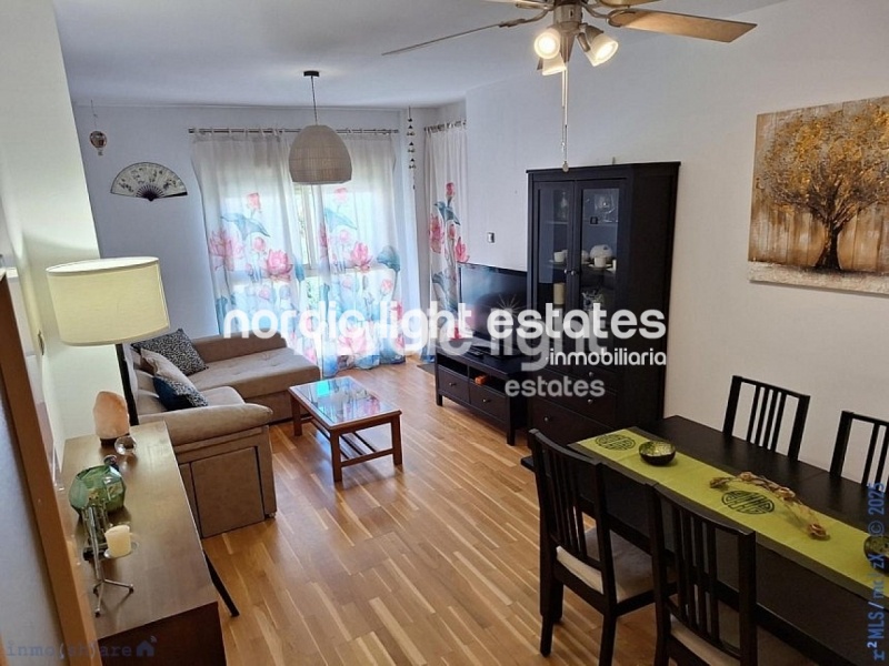 Amplio apartamento con parking y trastero. Urbanización con 2 piscinas y pista de pádel