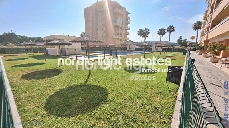 Amplio apartamento con parking y trastero. Urbanización con 2 piscinas y pista de pádel
