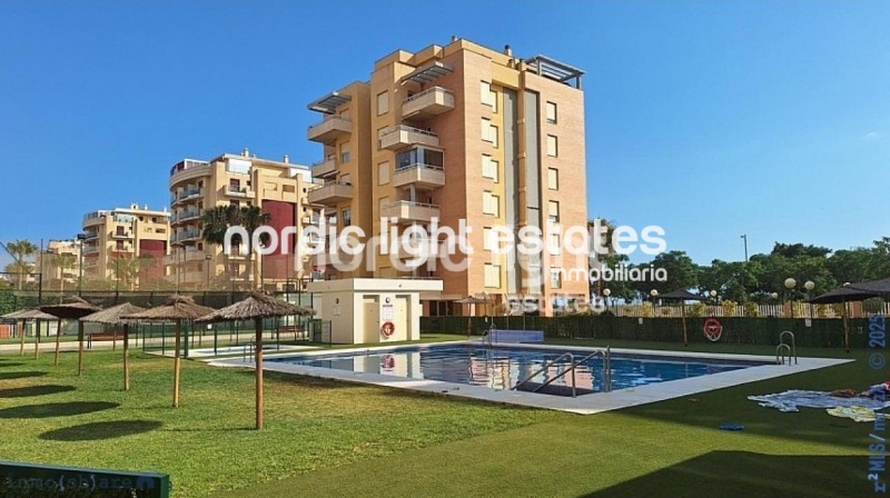 Amplio apartamento con parking y trastero. Urbanización con 2 piscinas y pista de pádel