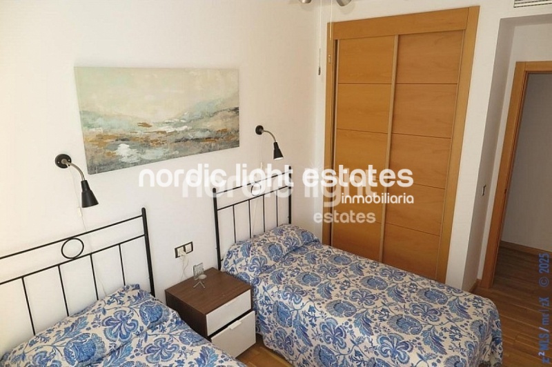 Amplio apartamento con parking y trastero. Urbanización con 2 piscinas y pista de pádel