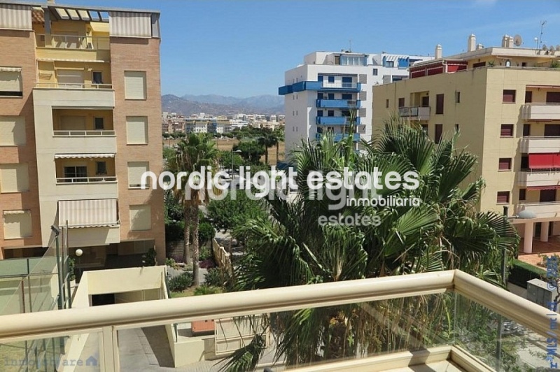 Amplio apartamento con parking y trastero. Urbanización con 2 piscinas y pista de pádel