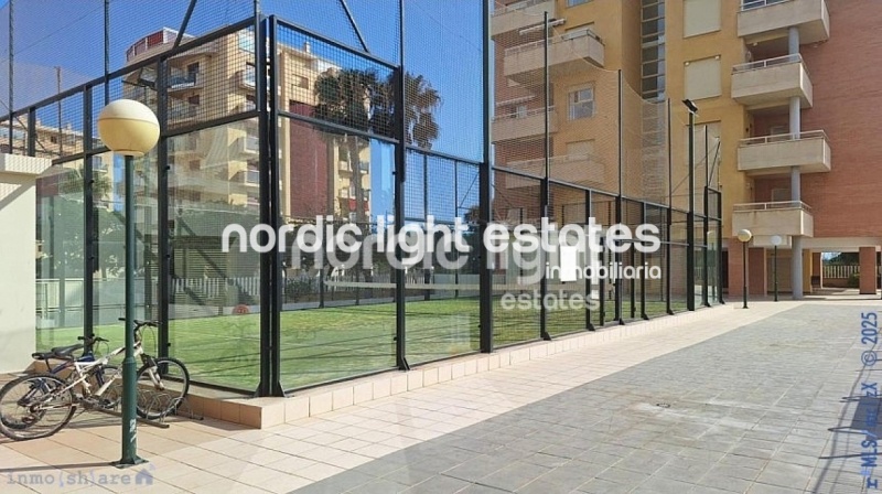 Amplio apartamento con parking y trastero. Urbanización con 2 piscinas y pista de pádel