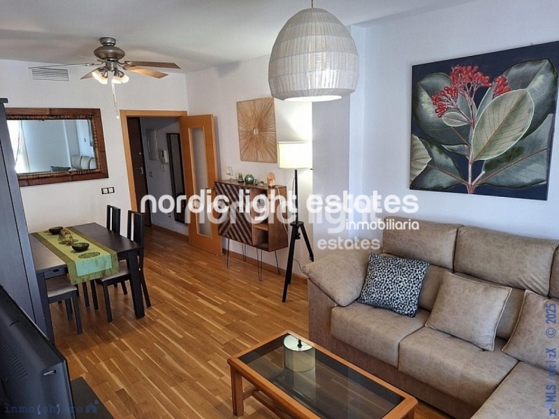 Amplio apartamento con parking y trastero. Urbanización con 2 piscinas y pista de pádel