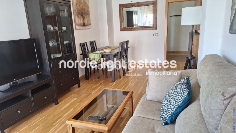 Amplio apartamento con parking y trastero. Urbanización con 2 piscinas y pista de pádel