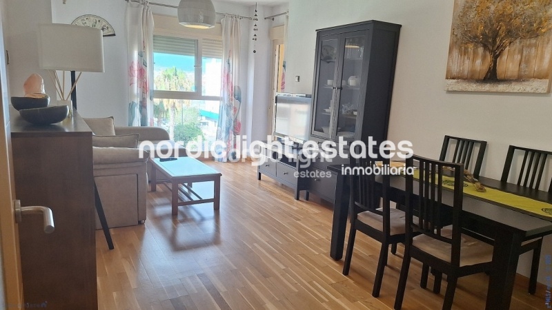 Amplio apartamento con parking y trastero. Urbanización con 2 piscinas y pista de pádel
