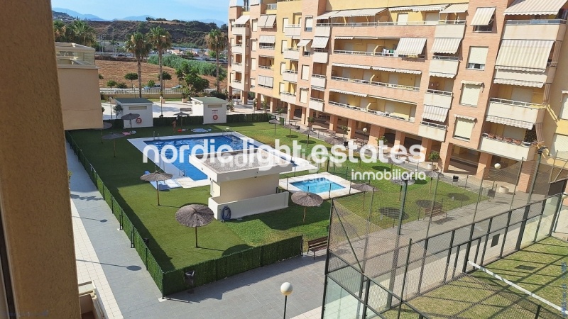 Amplio apartamento con parking y trastero. Urbanización con 2 piscinas y pista de pádel