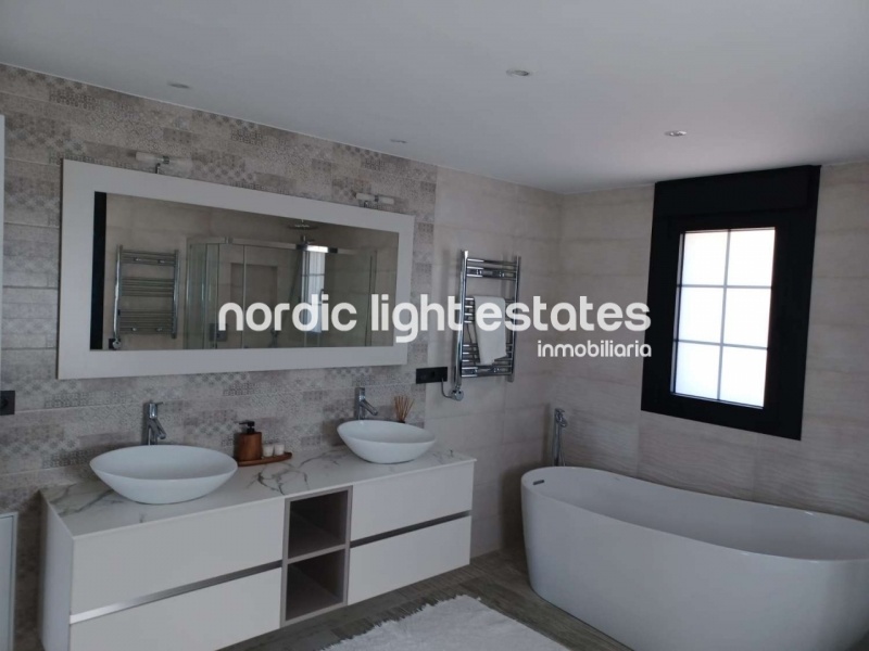 Villa de lujo absolutamente impresionante en Coín. Parcela de 30.000m2