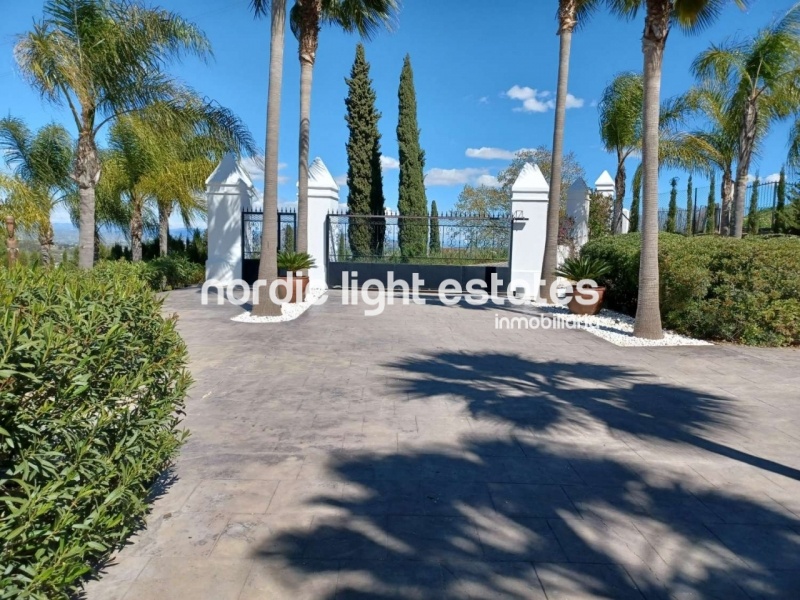 Villa de lujo absolutamente impresionante en Coín. Parcela de 30.000m2