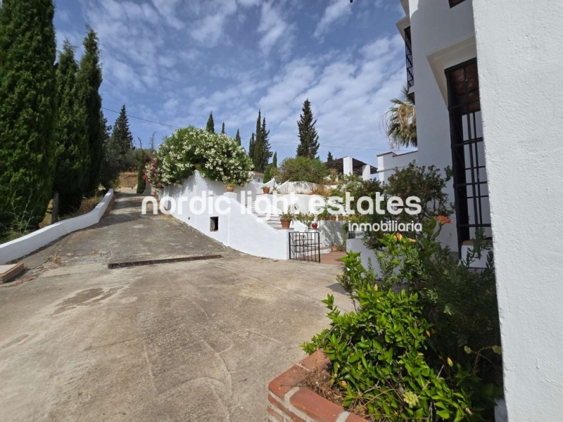 Estupenda finca rústica con 3 alojamientos independientes en Torrox
