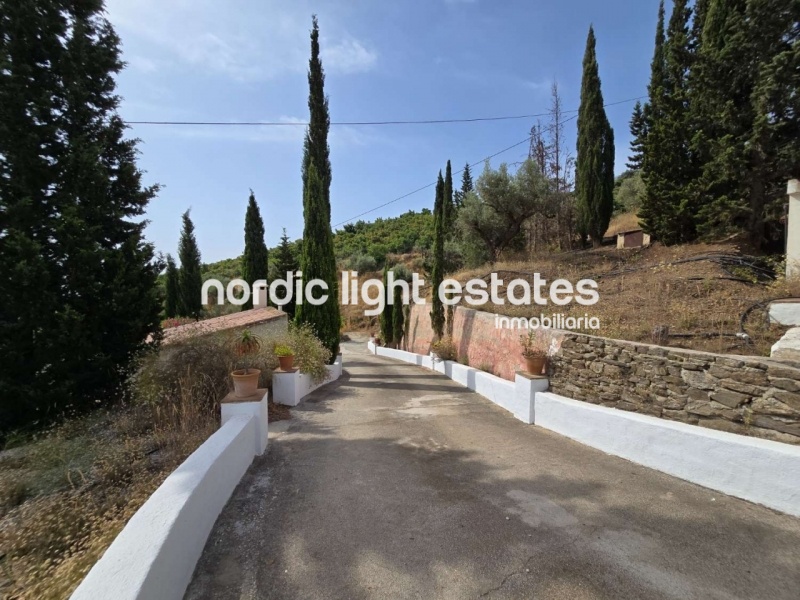 Estupenda finca rústica con 3 alojamientos independientes en Torrox