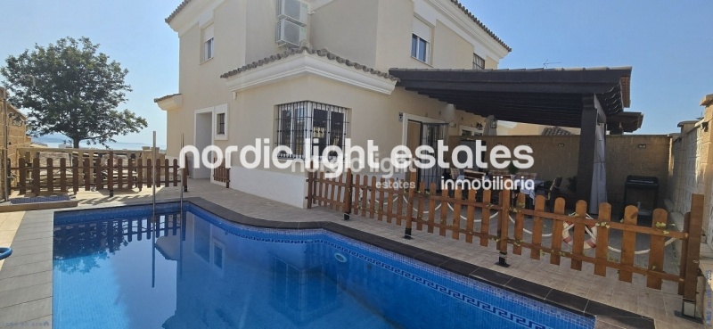 Semi-detached villa in perfect condition with sea views and a saltwalter pool in Torre del Mar