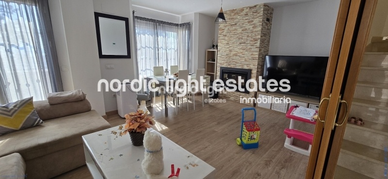 Semi-detached villa in perfect condition with sea views and a saltwalter pool in Torre del Mar