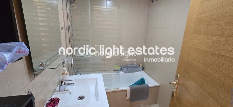 Semi-detached villa in perfect condition with sea views and a saltwalter pool in Torre del Mar