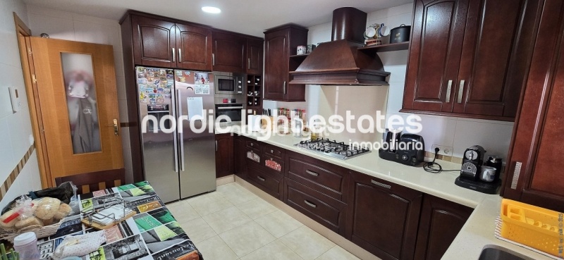 Semi-detached villa in perfect condition with sea views and a saltwalter pool in Torre del Mar
