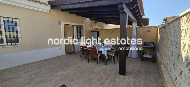 Semi-detached villa in perfect condition with sea views and a saltwalter pool in Torre del Mar